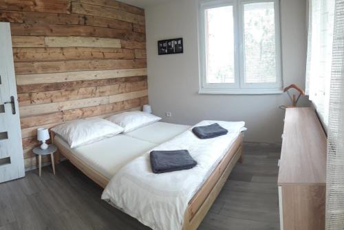 维内Dovolenkový dom Nika的卧室设有两张床铺和木墙