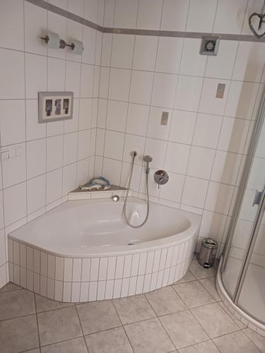 马希特伦克Maxi's Home的带浴缸的浴室