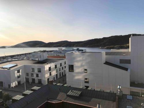 波多Rom m/bad i Bodø sentrum的水体建筑的空中景观