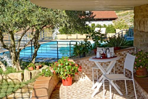 ObanosGure Ametza的一个带桌椅的庭院和一个游泳池
