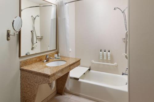 华纳罗宾斯沃纳罗宾斯费尔菲尔德客栈&套房酒店的浴室配有盥洗盆和浴缸。