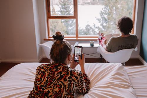 圣卡洛斯-德巴里洛切半岛贝提酒店的坐在床上的女人拍下另一位女人的照片
