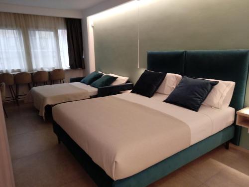 巴里APARTMENT ANDROMEDA的一间酒店客房,房间内设有两张床