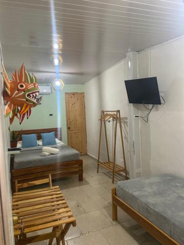 奇特雷Hostel Travelers Chitre的一间设有两张床和一台电视的房间