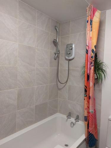 爱丁堡Portobello Charming Seaside 3-BR Holiday Apartment的带浴缸和淋浴的浴室