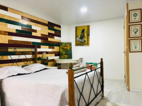 托马尔Pé do Castelo Casinha的一间卧室配有一张木墙床。