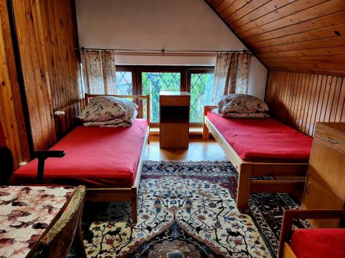 华沙Hostel MOC的一间卧室,配有两张床