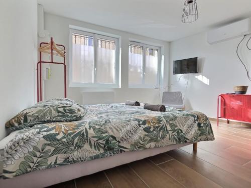 圣佩赖LE RELAIS DE CRUSSOL的一间卧室配有一张带绿色和白色棉被的床