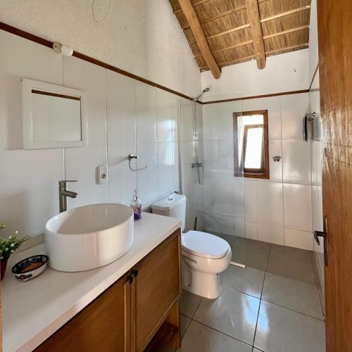 里韦拉Casa de campo的一间带水槽和卫生间的浴室