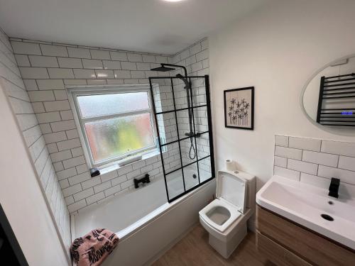 曼彻斯特Altrincham Terrace - 2 Bedroom House - Free Parking - Sleeps 6 - Near Tram Stop的一间带卫生间、水槽和窗户的浴室