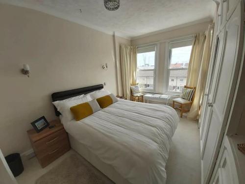 滨海戈尔斯顿Gorgeous Gorleston holiday home的卧室设有一张白色大床和一扇窗户。