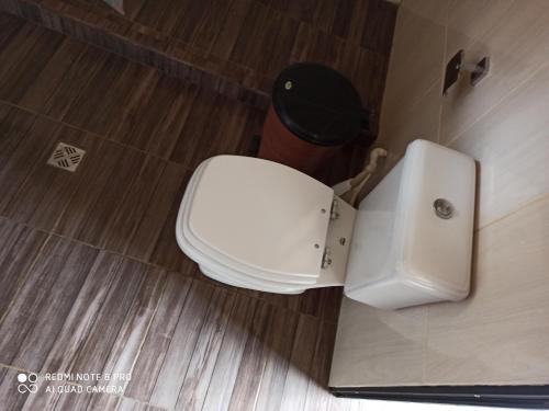 TorotoroHOSTEL BRISAS的浴室配有白色卫生间和盥洗盆。
