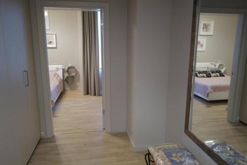里加Hoffmann Rezidence的一个带镜子的走廊和一间带床的卧室