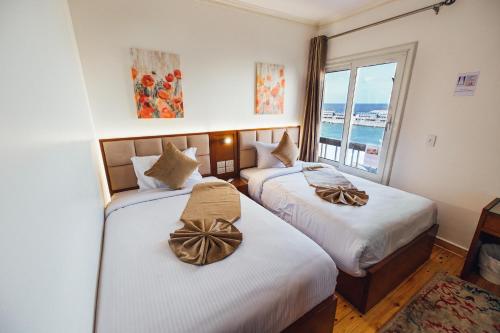 亚历山大Gleem Luxury Apartments的海景客房 - 带两张床