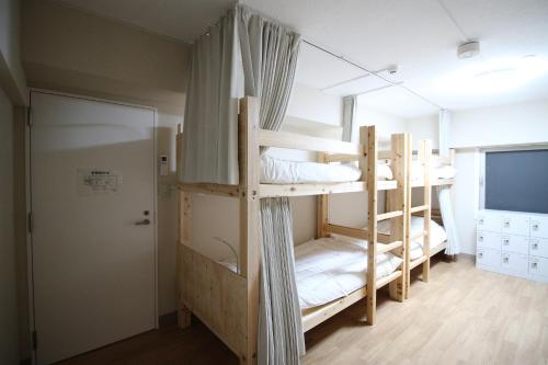 名古屋名古屋格洛克背包旅舍的带窗户的客房内的两张双层床