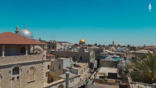 耶路撒冷Saladin Boutique Hotel的从建筑屋顶上可欣赏到Jerusalem城市的景色