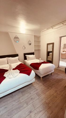 巴黎HOTEL LOUVAIN的一间卧室配有两张床和镜子