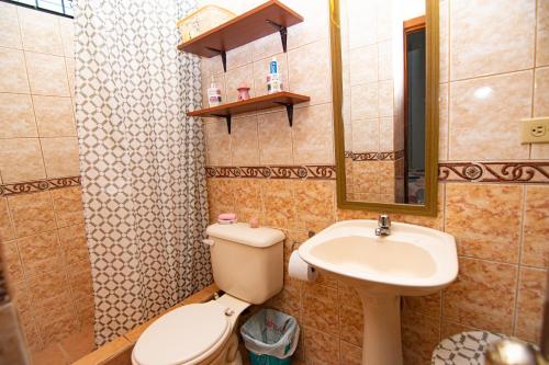 曼塔Habitaciones privadas, Casa de Amber, Manta的一间带卫生间和水槽的浴室