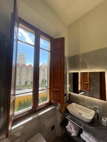比萨Villa Natalina B&B的一间带水槽和窗户的浴室