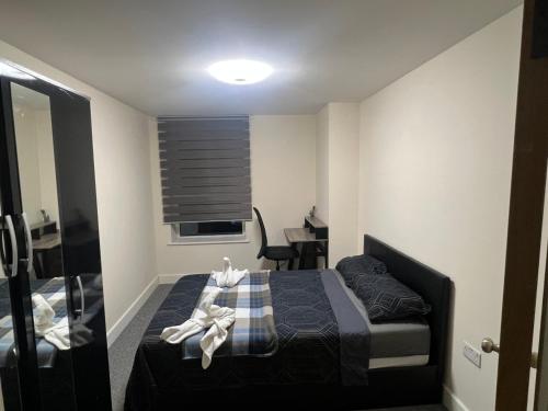 伦敦Lovely room in Chelsea的一间小卧室,配有一张床和一张桌子