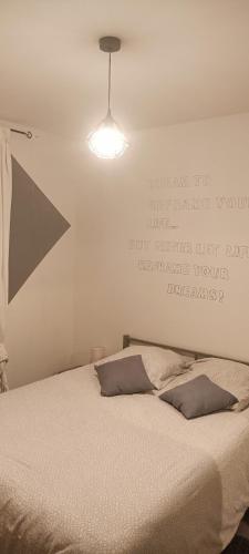 Saint-Pardoux-IsaacChez Audray的卧室配有一张墙上引用的床