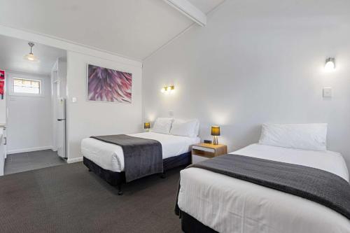 阿德莱德Econo Lodge East Adelaide的酒店客房带两张床和一间浴室