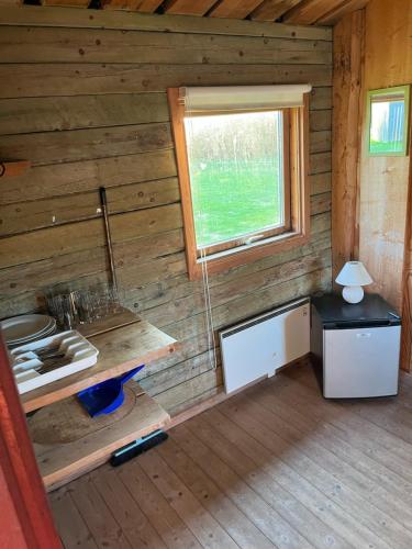 NibeLundby Camping的小木屋内的厨房,设有窗户
