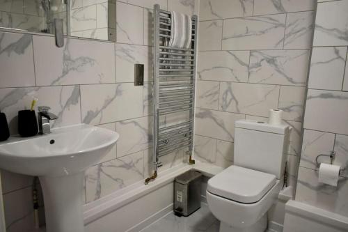 伦敦Tottenham Hotspurs Stays at the Gascoigne Suite的白色的浴室设有卫生间和水槽。