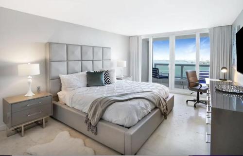迈阿密Good Morning Beautiful! Direct Water Views的白色卧室配有一张大床和一张书桌