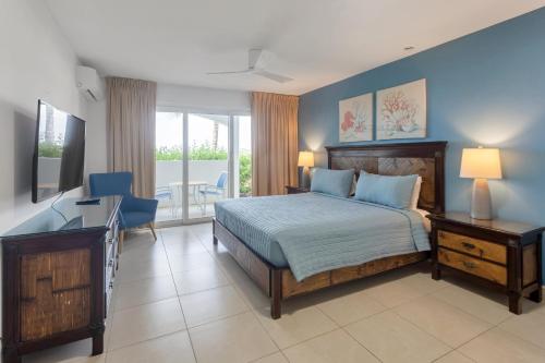 马霍礁Caribbean Oasis on Sunset Beach的一间卧室配有一张床和一张书桌