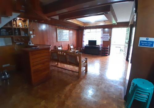 碧瑶Amara Transient House的客厅设有木墙和木地板