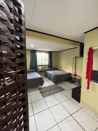 卡维塔Hotel Azul Coral的一间带两张床的客厅和一间带两张床的房间