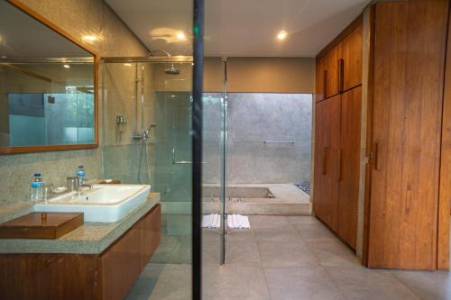 塞米亚克泽瓦阿精品别墅酒店的带淋浴、盥洗盆和浴缸的浴室