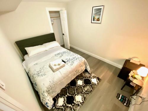 多伦多VJ Home的一间卧室配有一张带绿色床头板的床
