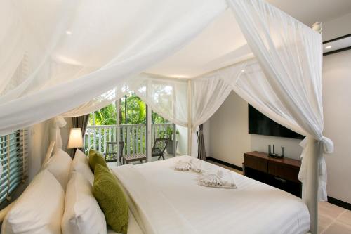 卡塔海滩Katamanda Villa Mila A1的卧室配有白色的床和窗户。