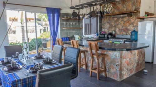 埃斯孔迪多港Sunset Beachside House With Appartent的厨房配有桌椅和台面