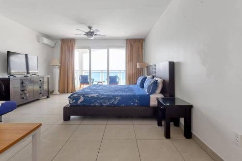 马霍礁Sand Bar Cove - Beach Bar Studio next to The Morgan Resort的一间卧室配有一张床和一台电视。