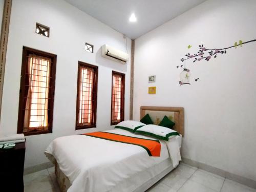 日惹Homestay Jogja Dekat Taman Pelangi by Simply Homy的白色卧室设有床和窗户