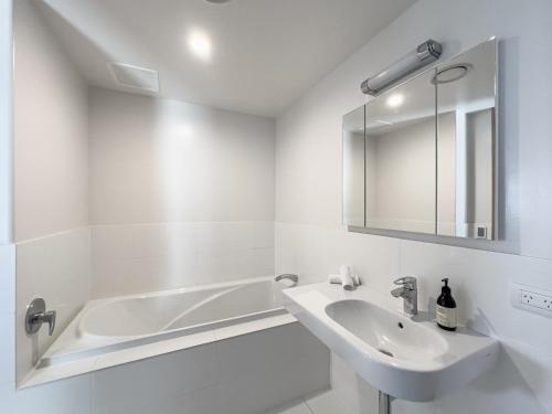 芒格努伊山Mount Eleven Fabulous Sea Views的白色的浴室设有水槽和浴缸。