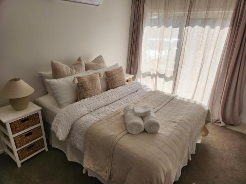 北哈夫洛克Guest House on Guthrie的卧室配有白色床和毛巾