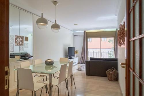 巴塞罗那Stay U-nique House Torre Damians的用餐室以及带桌椅的起居室。