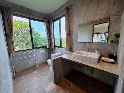 麦岛Seabreeze @ Koh Mak的一间带水槽和镜子的浴室