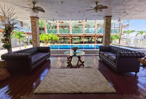 博洛德Amanzara Bohol Resort的带沙发和桌子的客厅以及游泳池。