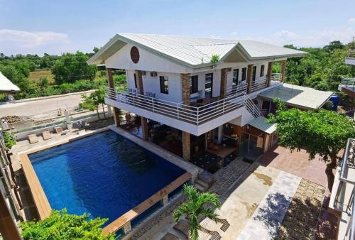 博洛德Amanzara Bohol Resort的享有带游泳池的房屋的空中景致