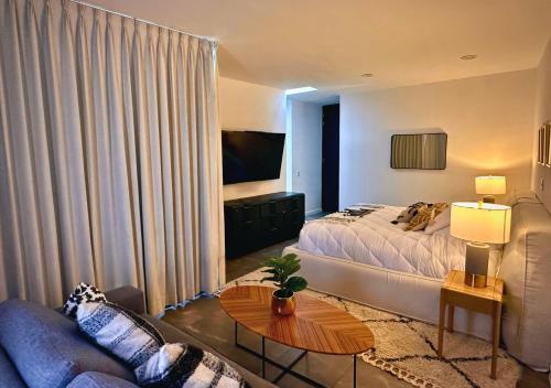 SombrereteThe Isabel Hotel的客厅配有床和沙发