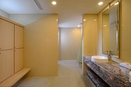 特里特斯Surya Hotel & Cottages Prigen的一间带水槽和镜子的浴室