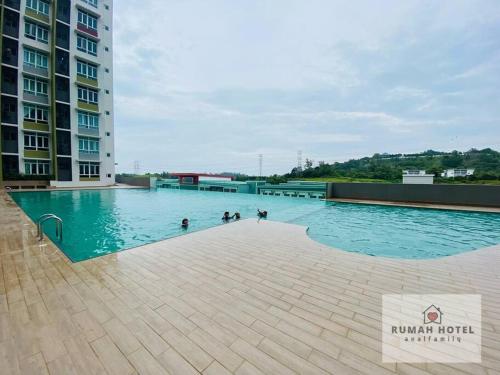 关丹Mahkota Valley (Rumah Hotel)的建筑物一侧的游泳池