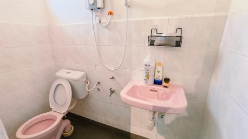 古来322 Kulai Tmn Bersatu 4BR 10pax Smart Tv near JPO的一间带粉红色卫生间和盥洗盆的浴室