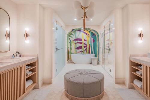 乔治敦大开曼岛丽思卡尔顿酒店的带浴缸、水槽和浴缸的浴室