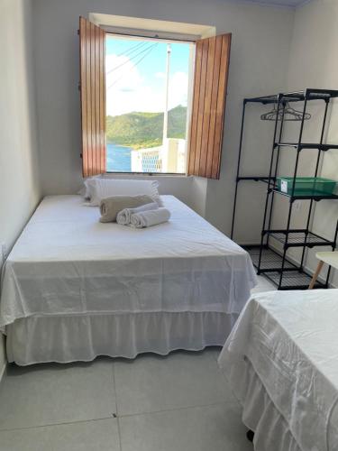 皮拉尼亚斯Casa Bela Vista的卧室配有白色的床和窗户